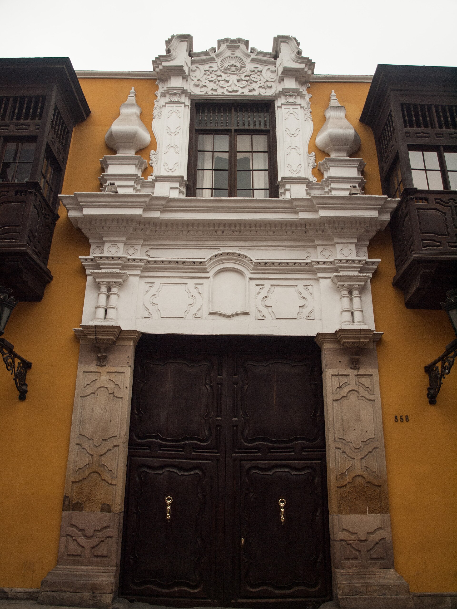 Portada colonial de una casona amarilla en el jirón Ucayali, centro de Lima